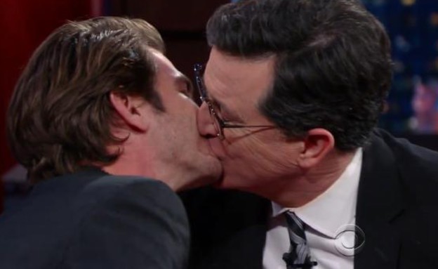 אנדרו גארפילד מתנשק עם המנחה (צילום: מתוך יוטיוב)