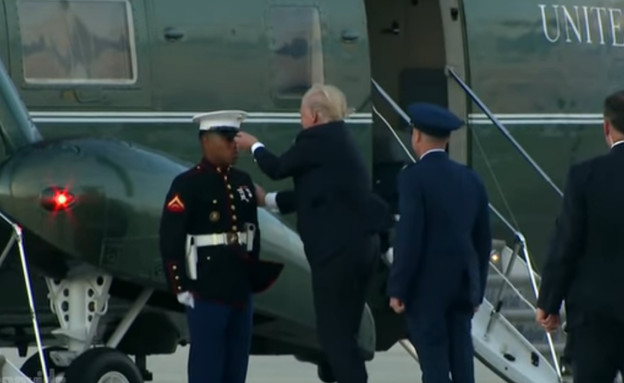 דונאלד טראמפ וחייל המארינס (צילום: יחסי ציבור)