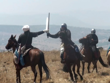 שחזור הקרב עם סוסים ופרשים (צילום: יבגני בוגדלוב BE VIDEO)