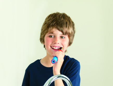 ילד מצחצח שיניים (צילום: יחסי ציבור)