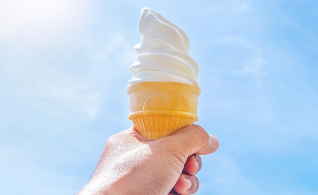 גלידה אמריקאית בגביע (צילום: Nodty, Shutterstock)