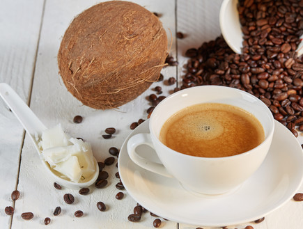 קפה ושמן קוקוס (צילום: Vista Photo, Shutterstock)