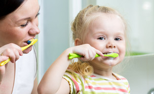 צחצוח שיניים (צילום: Oksana Kuzmina, Shutterstock)