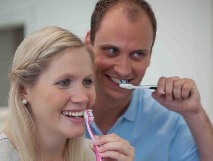 זוג מצחצח שיניים (צילום: חברת Jordan)