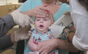 תינוקת עגילים (תמונת AVI: יוטיוב )