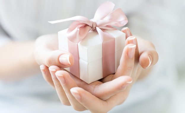 מתנה עטופה (צילום: Rido, Shutterstock)