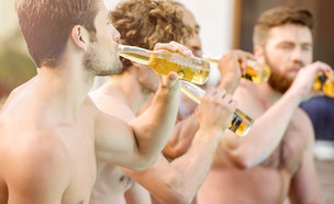 גברים שותים בירה (צילום: Dean Drobot, Shutterstock)