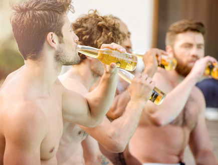 גברים שותים בירה (צילום: Dean Drobot, Shutterstock)