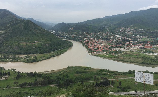 זוהי ארצי ושדותיה... נוף בגיאורגיה