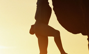 המטפס ג'ון דאן נתלה על צוק בזמן טיפוס (צילום: יחסי ציבור)
