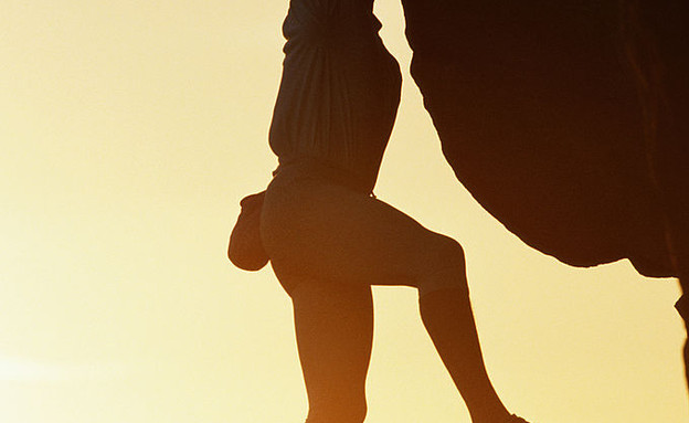 המטפס ג'ון דאן נתלה על צוק בזמן טיפוס (צילום: יחסי ציבור)