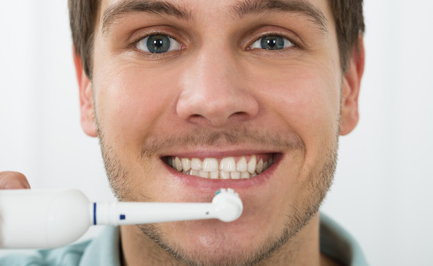 גבר מצחצח שיניים (צילום: Andrey_Popov, Shutterstock)