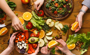 שולחן טבעוני עם המון ירקות (צילום: Prostock-studio, Shutterstock)