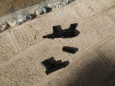 כלי הנשק בהם השתמשו המחבלים (צילום: דוברות המשטרה)