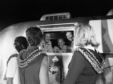 האסטרונאוטים בבידוד, הנשים ממתינות (צילום: נאסא)