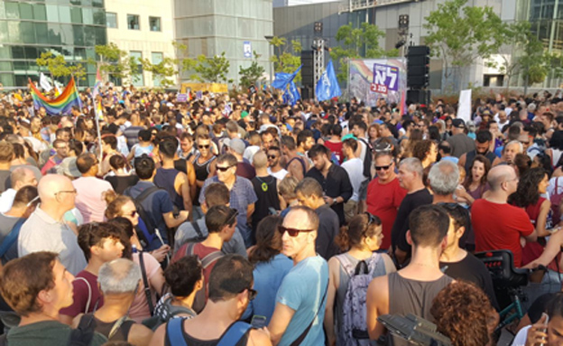 אלפי מפגינים בתל אביב (צילום: חדשות 2)