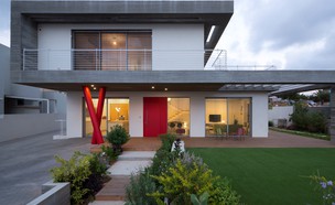דלת אדומה (צילום: שי אפשטיין, תכנון ועיצוב סטודיו רון שינקין, ביצוע סגנון עיצוב דלתות)