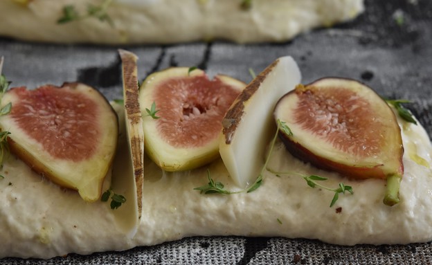 פוקאצ'ה תאנים - לפני אפייה פוקאצ'ה תאנים - לפני אפייה