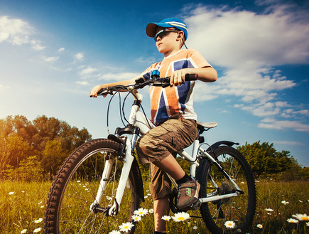 ילד על אופניים (צילום: titov dmitriy, Shutterstock)
