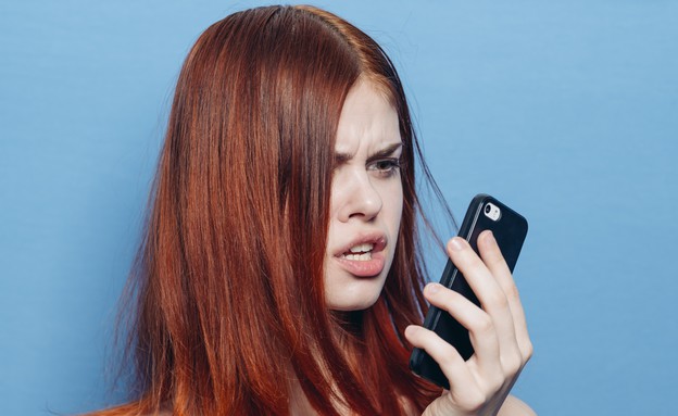אישה עצבנית בטלפון (צילום: ViChizh, Shutterstock)