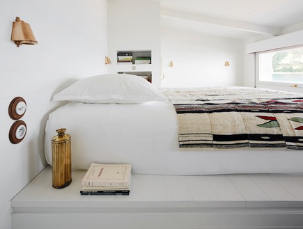 שניים בסירה אחת - המיטה מוגבהת מעל ארון לניצול חכם של מקומות אחסון (צילום: יחסי ציבור)