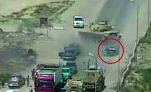 טנק מצרי דורס מכונית תופת (צילום: יחסי ציבור)