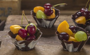 קעריות שוקולד עם פירות (צילום: אפיק גבאי, mako אוכל)