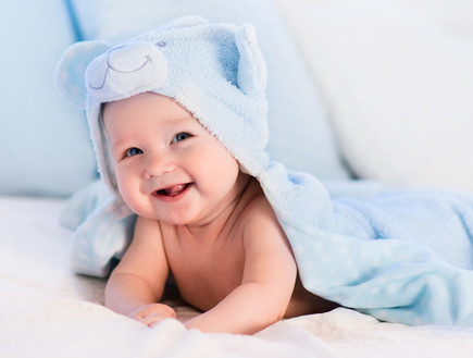 תינוק עטוף בבד כחול (צילום: FamVeld, Shutterstock)