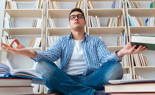 סטודנט לומד נרגע לפני מבחן עושה מדיטציה (אילוסטרציה: Elnur, Shutterstock)