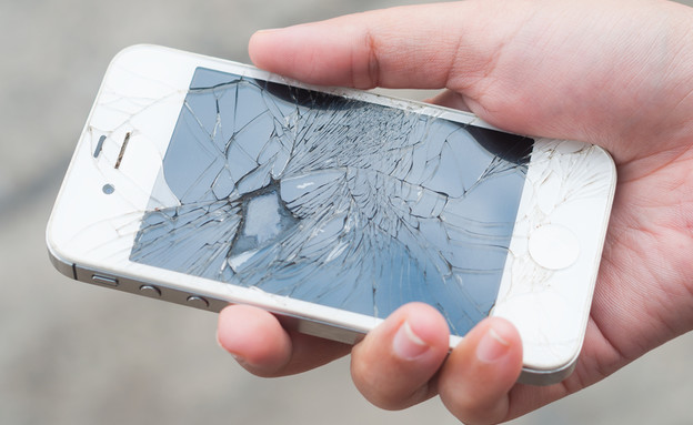 אייפון שבור (צילום: T.Dallas, Shutterstock)