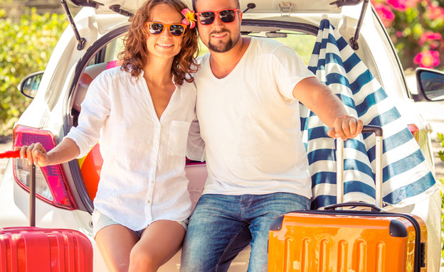 זוג יוצא לחופשה (צילום: Sunny studio, Shutterstock)