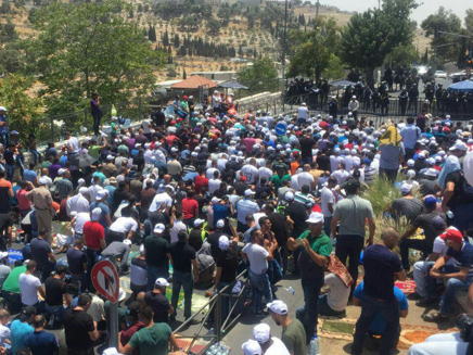 אלפים מתפללים מחוץ להר הבית, היום (צילום: חדשות 2)