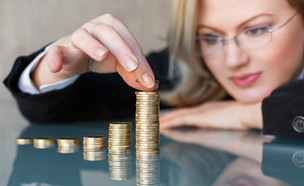 אשת עסקים סופרת כסף (אילוסטרציה: sakkmesterke, Shutterstock)