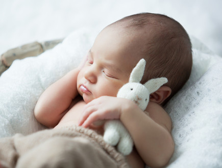 תינוק שרק נולד (צילום: Alena Sli, Shutterstock)