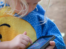 ילד עם סלולרי