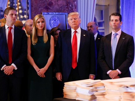 טראמפ ומשפחתו, ארכיון (צילום: רויטרס)