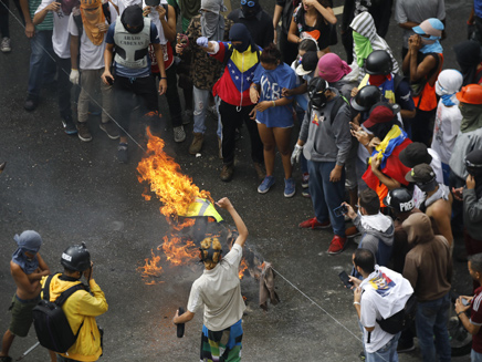 שריפת מדי שוטרים בוונצואלה (צילום: חדשות 2)