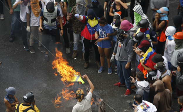 שריפת מדי שוטרים בוונצואלה (צילום: חדשות 2)