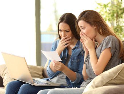 שתי נשים מופתעות קוראות דואר (צילום: Antonio Guillem, Shutterstock)