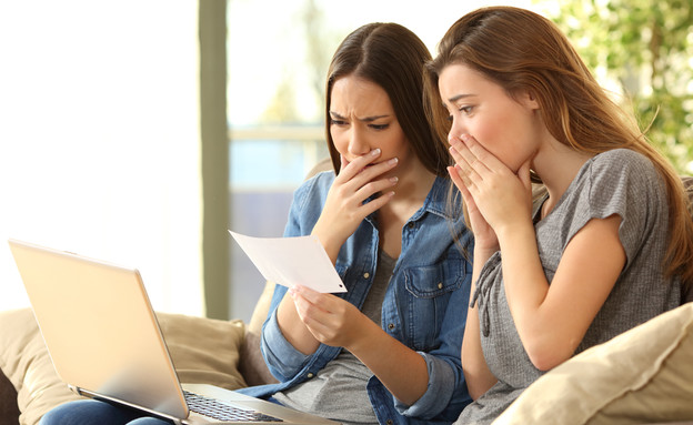 שתי נשים מופתעות קוראות דואר (צילום: Antonio Guillem, Shutterstock)
