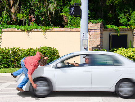 ניסיון דריסה (צילום: Mike Focus, Shutterstock)