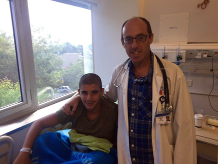 הנער עם הרופא שהצילו (צילום: דוברות איכילוב)