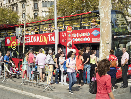 אוטובוס תיירים בברצלונה (צילום: Lobro, Shutterstock)