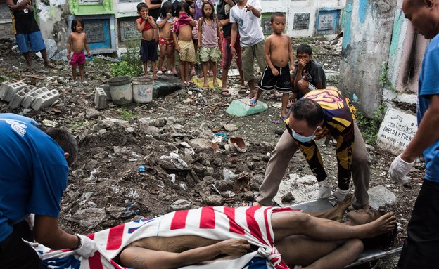 גופות בעיר (צילום: Dondi Tawatao, GettyImages IL)