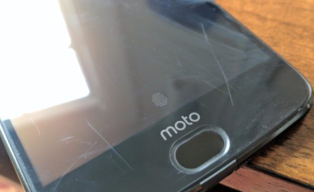 שריטות על המסך ה"בלתי שביר" של Moto Z2 Force (צילום: Ryan Whitwam, Android Police)