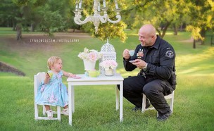 מסיבת תה עם שוטר (צילום:  Photo by Flash90)