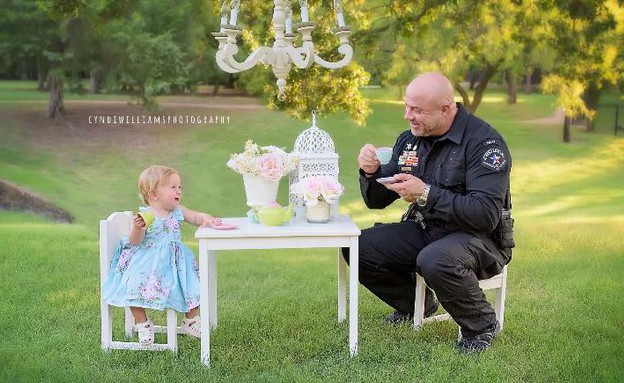 מסיבת תה עם שוטר (צילום:  Photo by Flash90)