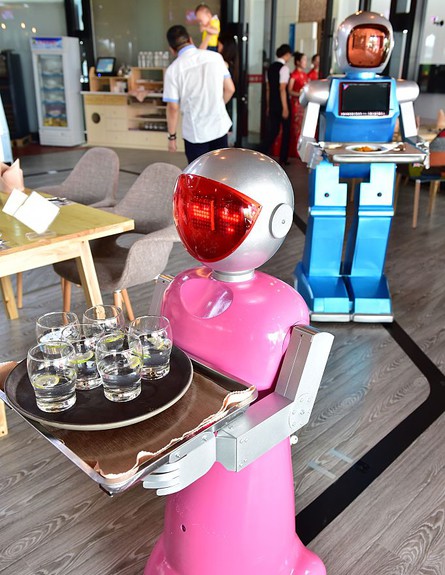 רובוטים מלצים במסעדה בסין (צילום: VCG / Stringer, getty images)