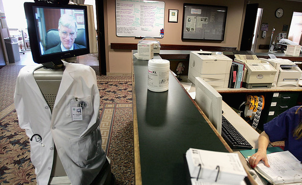 רובוט מחליף רופא בבית חולים בניו ג'רזי (צילום: Spencer Platt - Staff, getty images)