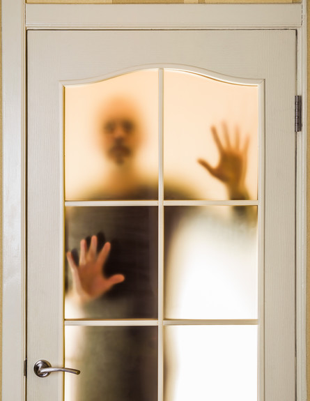 אדם תקוע מחוץ לבית (אילוסטרציה: Maxal Tamor, Shutterstock)